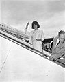 Juliette Greco på vei opp flytrappen på Schiphol flyplass i Amsterdam i 1964