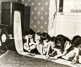 Children read a wirelessly transmitted newspaper in 1938. Krant per fax - Faxed newspaper (4193509648).jpg