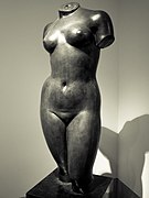 フランスの彫刻家マイヨールによる、「Torso of Venus ヴィーナスのトルソー」。マイヨールは、ひとりの女性をモデルとしてこうしたブロンズ像を作り出したわけではない、と言う[5]。（もちろん、モデルたちをアトリエに呼んでさまざまな作業もするが）モデルの肉体そのもののままの形で彫刻を作るのではなく、モデルの肉体は一種のモチーフとして使って、こうしたブロンズ像を生みだしている[5]。