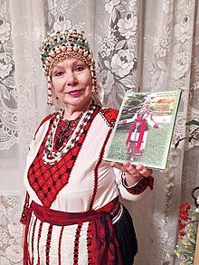 Mariz Kemal with his new book 2019-11-27, AZORAVA.jpg