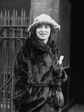 Эллис у входа в Метрополитен-опера (1920)
