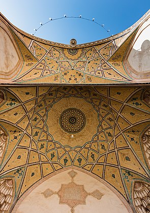 Vista inferior de um dos pórticos da mesquita de Agha Bozorg, uma mesquita histórica situada em Caxã, Irã. (definição 5 583 × 7 944)