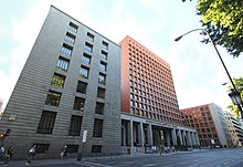 Photographie d'un bâtiment prise en contre-plongée depuis la rue.