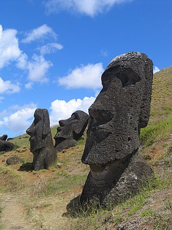 Moai, kamene figure na Uskršnjim ostrvima.