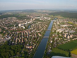 Nidau (edessä) sijaitsee naapurikunta Portin (takana) tapaan Nidau–Büren-kanavan eli Aaren varrella.