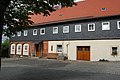 Wohnstallhaus (Umgebinde) und Granittrog eines Bauernhofes (mit Nr. 6)