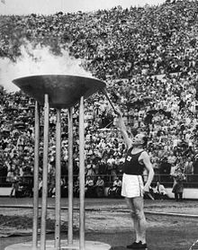 Paavo Nurmi lights the 1952 Summer Olympics flame. Paavo Nurmi sytyttaa olympiatulen 1952.jpg