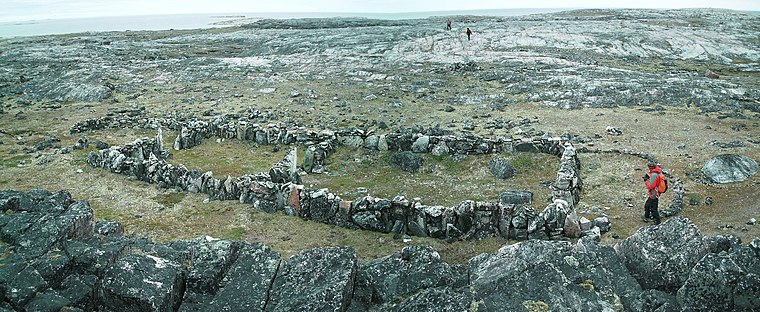 Fondations de pierre d'une longue maison, site archéologique de l'île Pamiok, non loin de Kangirsuk