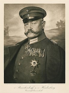 Старая фотография усатого мужчины в военной форме.