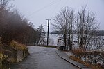 Pettersbergsbryggan, den västra ändpunkten av Pettersbergsvägen. Den tidigare landsvägen fortsatte förr snett uppåt vänster mot Jakobsbergs gård.