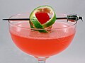 Cocktailspieß aus Metall bei einem Pink-Lady-Cocktail