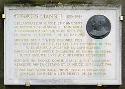 Plaque en hommage à Georges Mandel sur le mur extérieur du cimetière de Passy.