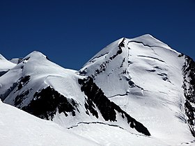 Поллукс (слева) и Кастор (справа)