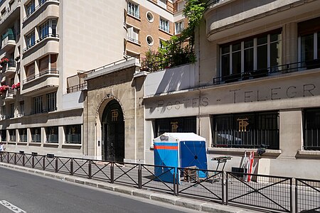 Nos 11-19 : ancien bureau de poste.