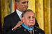 Президент Барак Обама (слева) вручает Почетную медаль бывшему главнокомандующему армии США сержанту. Хосе Родела во время церемонии 18 марта 2014 года в Белом доме в Вашингтоне, округ Колумбия. Бывший солдат получил 140318-A-KH856-008.jpg