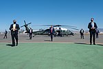 Президент Трамп едет в Аризону (50508935803) .jpg
