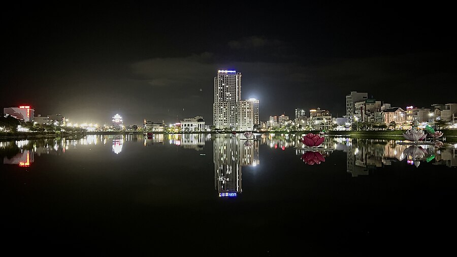 Quy Nhon city at night 2.jpg