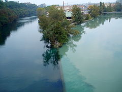 Arve (til højre) munder ud i Rhône i Geneve i Schweiz.