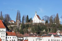 Blick von der Schlühlsmayrsiedlung in Christkindl zum Tabor und von der Innenstadt (Ennsbrücke) auf den Taborturm