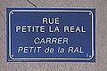 שלט רחוב בעיר, בשפה הצרפתית והקטלאנית