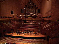 La scène et le grand orgue de la grande salle de concert.