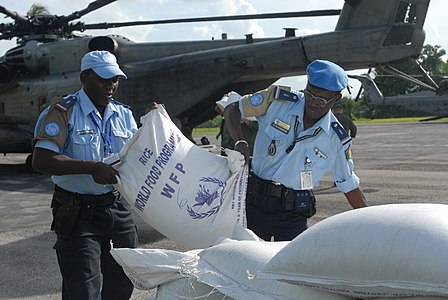 2008年9月，海地國民警衛隊協助美國海軍傳輸糧食計劃署的物資