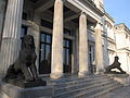 Sphingen-Paar am Eingang der Bibliothek der Villa Hügel in Essen-Bredeney