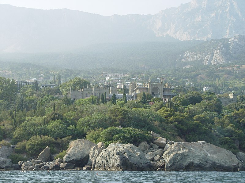 http://upload.wikimedia.org/wikipedia/commons/thumb/a/a2/Vorontsovsky_palace_seaside.JPG/800px-Vorontsovsky_palace_seaside.JPG