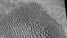 火星勘测轨道飞行器背景相机拍摄的普罗克特坑内沙丘场。