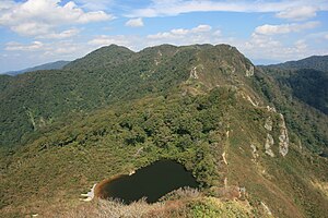 夜叉ヶ池山方面から望む三周ヶ岳と夜叉ヶ池