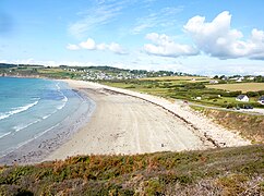 La plage de Trez Bellec vue depuis la pointe du Bellec ; à l'arrière-plan le hameau du Caon dominé par le Ménez Caon.