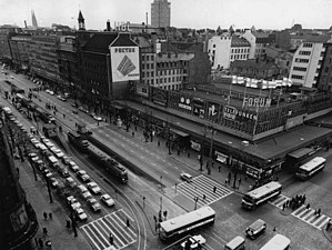 Mannerheimintien ja Simonkadun risteys vuonna 1964–1965. Kuva: Bergström, Helsingin kaupunginmuseo.