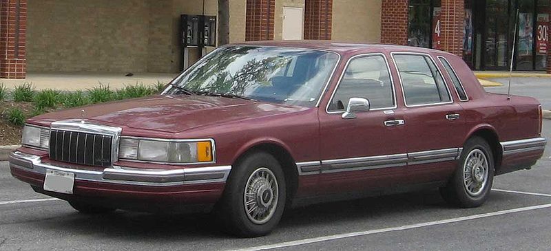 800px-90-92_Lincoln_Town_Car.jpg