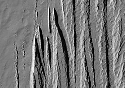 Vue de la formation de Medusae Fossae le 2 août 2008 par l'instrument HiRISE de MRO, dans le quadrangle d'Aeolis par 10,2° S et 176,4° E [4].