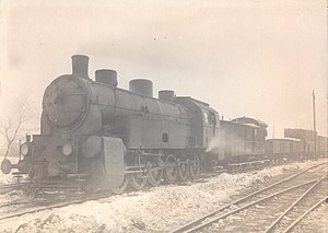 Lokomotive 4008 vor einem Güterzug nach Pernik