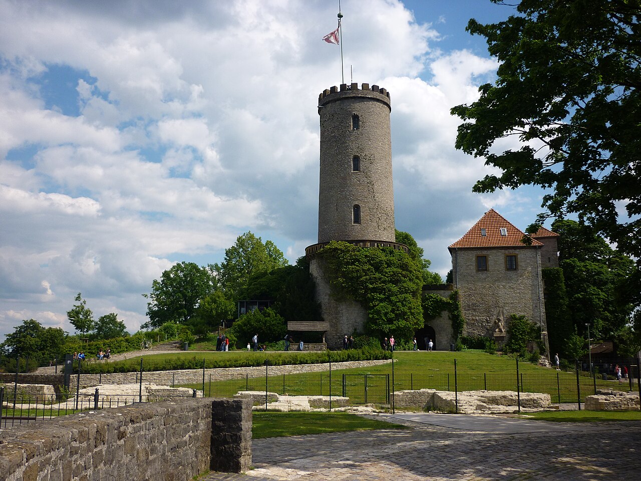 1280px-Bielefeld_Sparrenburg_Bergfried_2012.jpg