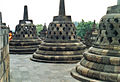 Hàng stupa hình chuông tại Borobudur, Indonesia.