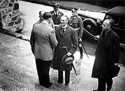 Adolf Hitler tervitab "Berghofi" trepil Briti peaminister peaministrit Neville Chamberlaini, kes kohtus Hitleriga 15. septembril 1938