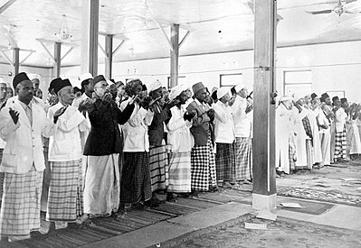 Salat ghaib diadakan di Masjid Kwitang, Jakarta, Indonesia setelah kematian pendiri Pakistan, Muhammad Ali Jinnah.