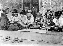 Children studying the Quran in Java during Dutch colonial periods. COLLECTIE TROPENMUSEUM Een Koranschool op Java TMnr 10002385.jpg