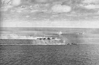 エンガノ沖海戦で対空戦闘中の瑞鶴。手前に秋月型駆逐艦と奥に瑞鳳が確認できる。
