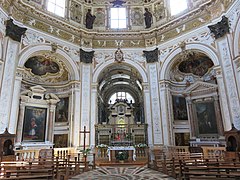 Innenraum mit Hauptaltar und den Seitenkapellen des Heiligen Karl Borromäus (links) und des Heiligen Hieronymus (rechts)