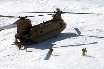 Biñsaskell CH-47 Chinook o tilestrañ soudarded ar 101st Airborne Division e Bagram Afghanistan (2009)