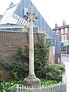 Church Road Teddington Cross за пределами Святых Петра и Павла.jpg