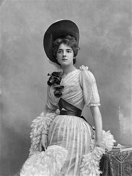 La Princesse de Caraman-Chimay vers 1893 par Paul Nadar (les quatre photographies de la princesse sont datées officiellement en 1898, mais son divorce est prononcé par le Tribunal de Charleroi l'année précédente) , née Clara Ward le 17 juin 1873 à Détroit dans l'État du Michigan aux États-Unis (son premier acte de mariage indique le mois de février mais l'Almanach de Gotha de 1910 et nombre de ses biographies, mentionnent le mois de juin), est l'épouse de Joseph, Marie Anatole de Riquet, Prince de Caraman-Chimay (1858-1937), mariés à Paris dans le 7e arrondissement, le 19 mai 1890. Elle meurt à Padoue en Italie, le 9 décembre 1916 à l'âge de 43 ans d'une pneumonie (la presse américaine publie l'information de son décès les 18 et 19 décembre 1916, la presse française du fait de la Première Guerre mondiale, annonce la disparition de Clara Ward au mois de janvier 1917). Elle est la fille de l'industriel multi-millionnaire américain Eber Brock Ward et de sa seconde épouse, Catherine Lyon.