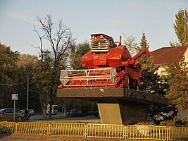 СК-6-ІІ, выпущен с № 00001 в 1971 году. Через 10 лет возвращён на завод и установлен в качестве памятника