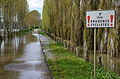 Tronçon en voie partagée légèrement submergé par une crue de l'Yonne