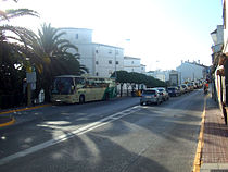 A la izquierda, calle Velázquez y parada de autobús de El Calvario. A la derecha, separada por la doble línea continua, calle Cazadores de Tarifa. Al fondo, los bloques de la urbanización El Calvario.