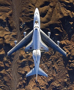 „STS-126 The Space Shuttle Endeavour mounted atop its modified Boeing 747 carrier aircraft flies over California's Mojave Desert on its way back to the Kennedy Space Center in Florida on Dec 10, 2008.“, NASA Photo / Carla Thomas, public domain