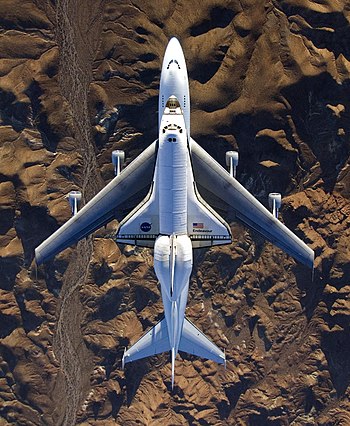 Boeing 747 upravený jako letadlový nosič nad Mohavskou pouští převáží raketoplán Endeavour po misi STS-126 do Kennedyho vesmírného střediska